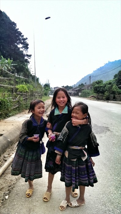 只为了一张电脑桌布照片 · 越南 Mu Cang Chai 3. 徒步时迎来3个原住民女娃。