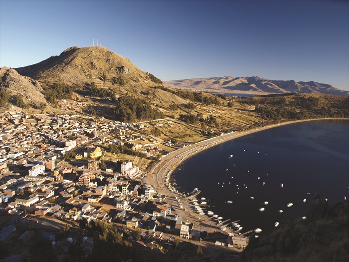 才没有,情伤 · 远走南美洲 Titicaca 湖横跨秘鲁及玻利维亚边界,湖水幽蓝又碧绿,非常迷人。