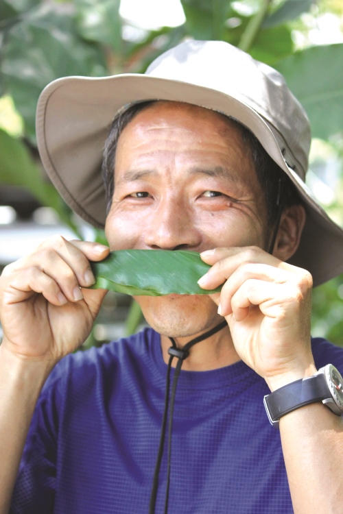 走,拿起相机踏入大自然 · 台湾休闲农场初体验 场主现场讲解农场内的植物特性与功能。