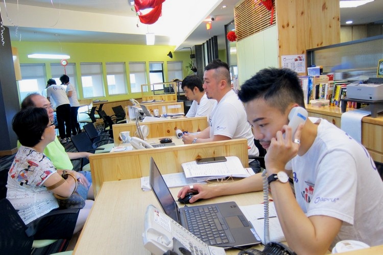 B2B APPLE TRAVEL FIESTA 2.0 蘋果“紫”为你飘向全马! 询问电话响不停,蘋果人的耳朵就要忙得不可开交啦!