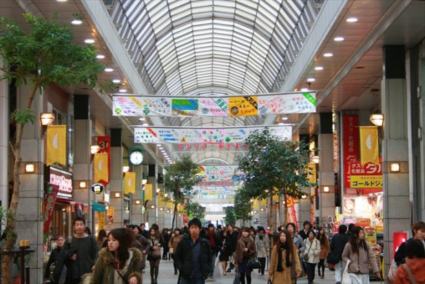 在仙台市一番町商店街，你可以透过走逛各种商店了解当今日本东北地区居民的当今生活文化和趋势。 在这里，你除了可以找到各种流行或二手服饰店以外，还可以看到各种食品、杂货、蔬果店，还有风靡亚洲女孩的药妆点，林林种种商店让你慢慢探索，所以逛起来非常有趣。