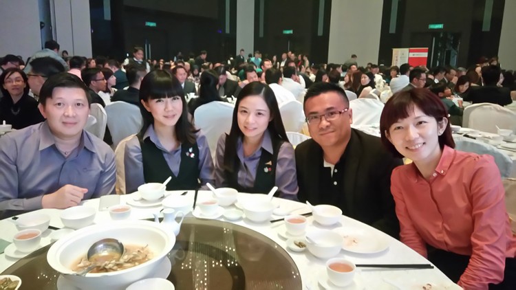 蘋果旅遊三度荣膺“星洲企业楷模奖”——产品与服务品质卓越奖2015 蘋果人出席大会典礼,一同见证历史性的一刻!