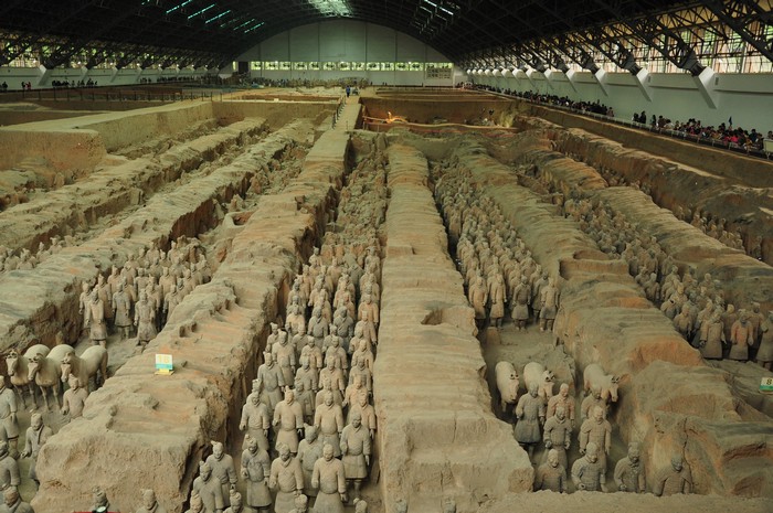 世遗逐个看 · 中国 第一位统一中国的皇帝秦始皇,殁于公元前210年,葬于陵墓的中心,在他周围围绕着那些著名的陶俑。结构复杂的秦始皇陵是仿照其生前的都城——咸阳的格局而设计建造的。小陶佣形态各异,连同他们的战马、战车和武器,成为现实主义的完美杰作,同时也具有极高的历史价值。