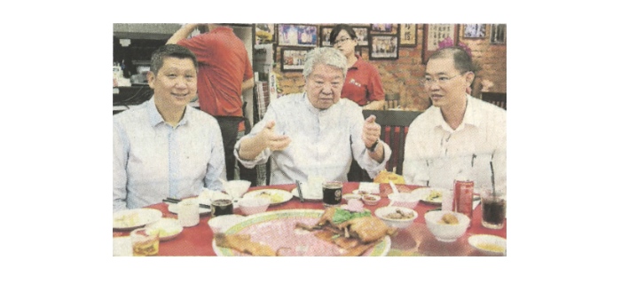 “原味就是特色” 蔡澜:迎人而异“食”在糟糕 祖籍广东潮州的蔡澜(中)在潮顺隆菜馆内,分享潮州美食心得。左起为李益辉及“印象马六甲”总执行长巫光伦。