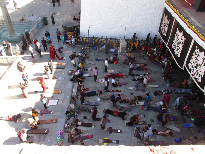 藏民心中的“拉萨” - 大昭寺(Jokhang Temple) 五体投地,顶礼膜拜,是对神明最恭敬的行李仪式。