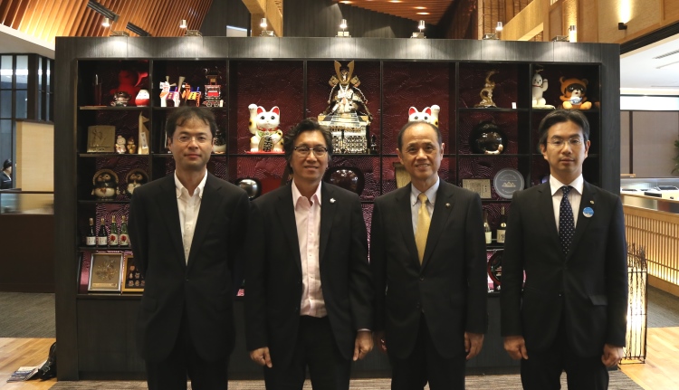 日本冈山市长 大森 雅夫 （左3）携带要员造访蘋果旅遊，并向蘋果集团董事经理 拿督斯里许育兴（Koh san，左2）和团队分享和介绍濑户内海沿岸线旅游魅力。同行的还有高松市副市长 松下 雄介（右），以及松山市副市长 西泉 彰雄（左1）。