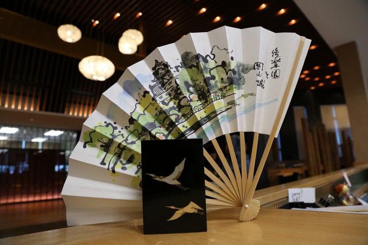 市长、副市长们更带来了最能体现该市的纪念品。