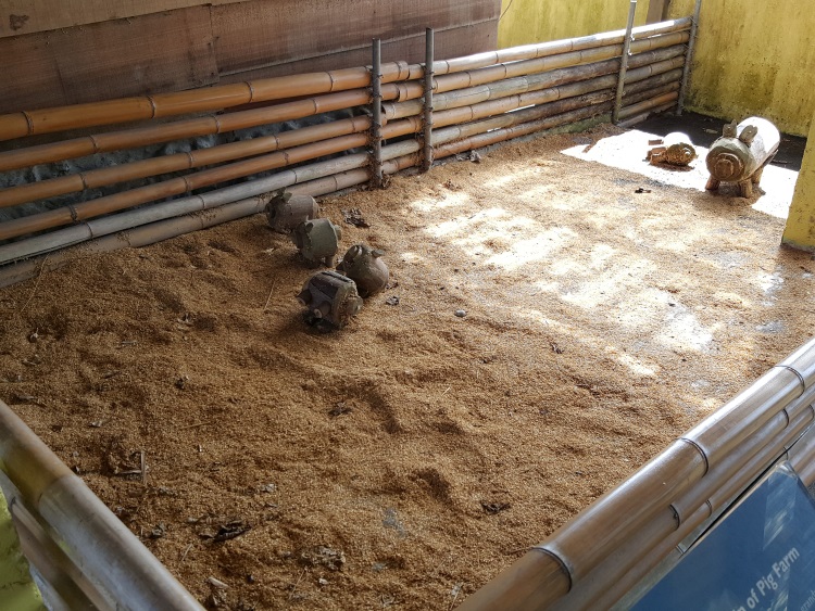 深入农村 听农家人说故事 建在屋旁的猪哥窟模型。