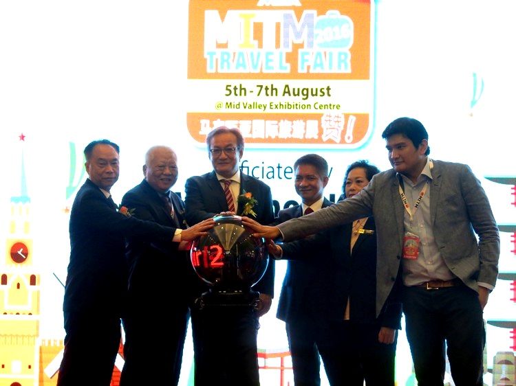 马来西亚国际旅展2016 (MITM) 谷中城隆重展开! MITM 旅展今日开幕啦!左起为总会长陈三顺、马来西亚国际旅游展筹委会主席-颜林九、马来西亚旅游促进局主席-黄朱强、马来西亚旅游促进局福总监钟玉霞、亚航长程首席执行员Benyamin Ismail。