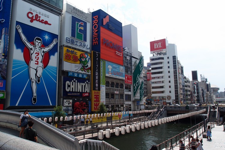 心斋桥 · 游在大阪の夏祭 大阪最具形象的招牌 -- “格力高(Glico)跑步者”, 许多游客会学者本尊摆着同样的姿势拍照。