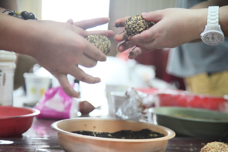 亲近台湾土地 与大自然对话 DIY制作醃制咸鸭蛋活动
