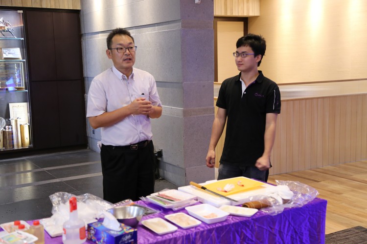 动手前，山本 刚为大家讲解寿司的所需与基本做法。