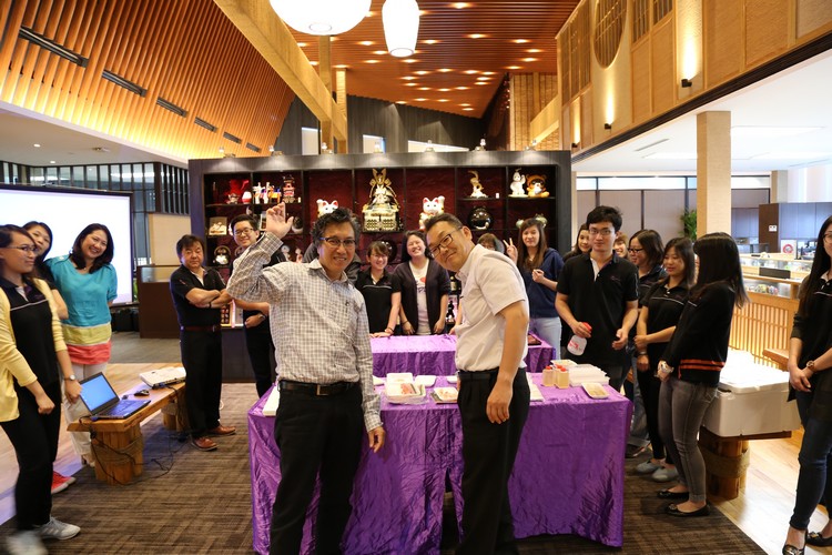 山本靖商店有限会社 代表取缔役社长 山本 刚（前排右）从日本札幌远道而来造访蘋果，并带了日本寿司制作器具、材料，为蘋果人示范正宗寿司做法！左为蘋果集团董事经理拿督斯里许育兴（Koh san）。