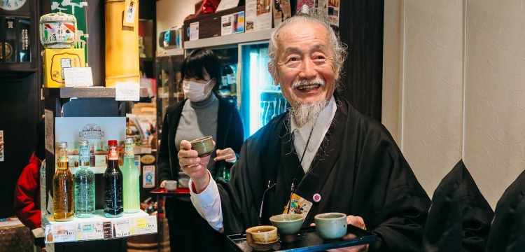 和日本最后一个武士游京都 日本武士早已不复再,但在日本京都却出现了一个自称为日本最后一个武士的83岁老翁,名叫乔冈田(Joe Okada)。(取自互联网)