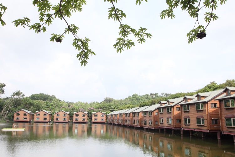 亲近台湾土地 与大自然对话 充满了欧式风情的湖泊水上度假原木屋更