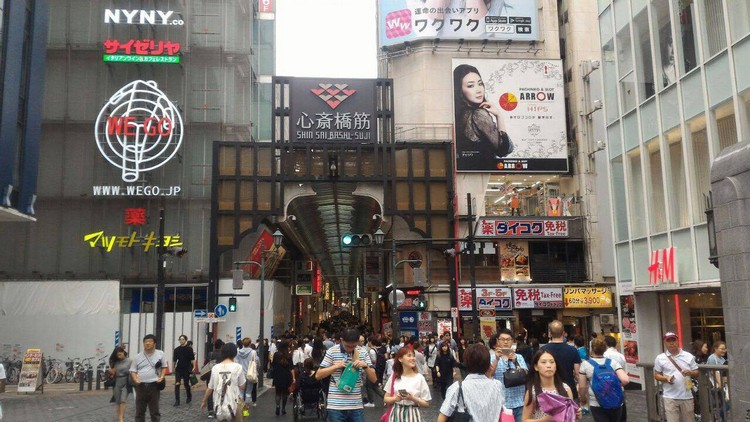疯狂万圣节 惊在环球影城 若要购物血拼,就一定要去心斋桥这个闹市,这里是大阪最大的购物区,商品应有尽有。
