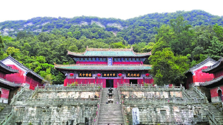 帅气OPPA 潮拜武当山 紫霄殿是紫霄宫内的主角,是武当山最有代表性的木构建筑,庄严华丽。