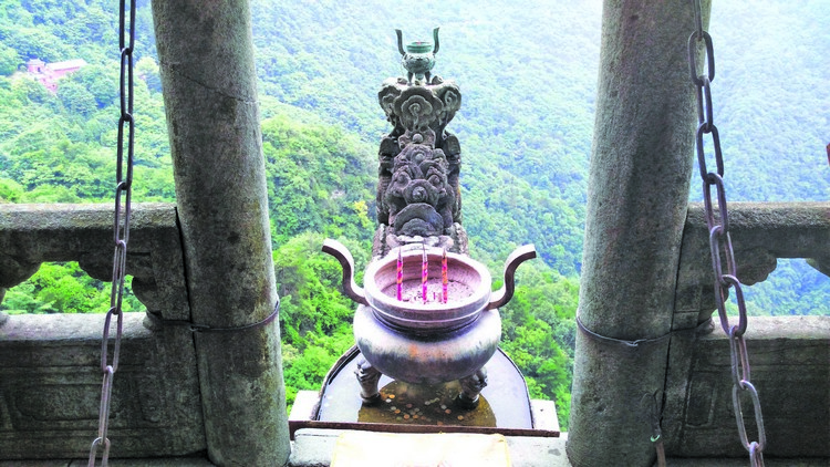 帅气OPPA 潮拜武当山 敬龙头香时以3支为一柱,分别代表”天、地、人“。