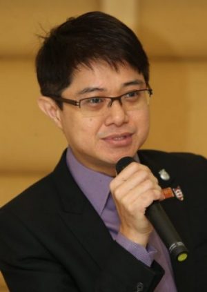 《星洲》:2016年蘋果旅遊杯华文报刊羽毛球赛 ‧ 中文媒体以球会友 蘋果旅遊集团代表黄引辉在致辞时强调,“友谊第一、运动第二、比赛第三”的精神,盼各报秉持此信念。