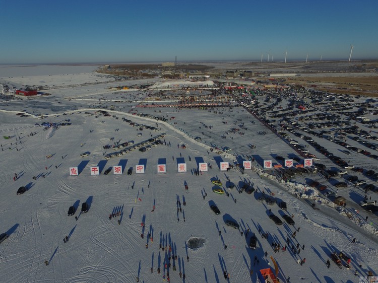 冬天要 见雪 · 中国 查干湖冬捕 每年的冬季,位于中国吉林的查干湖冰冻湖面上都会举办让中外游客瞩目的冬捕活动。
