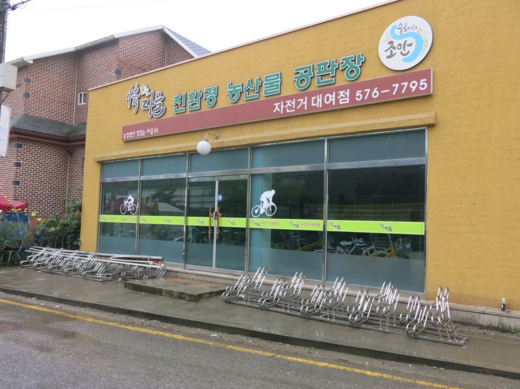 不少店面外都设有脚踏车停泊架。