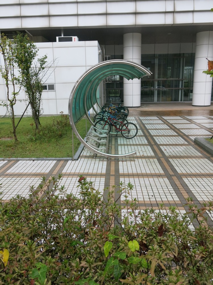 大力鼓励人民骑脚踏车这事，不用特别说明，用眼睛和心就能感受得到。