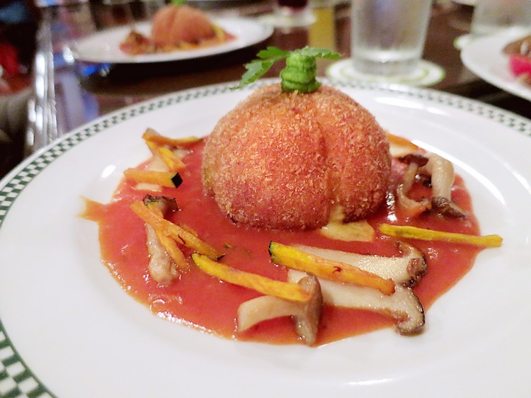 万圣节米饭炸丸子 860円 @Finnegan's Bar & Grill® 南瓜般的外形包裹着绵密的南瓜泥和芝士，看起来很小份但却甚具饱足感！
