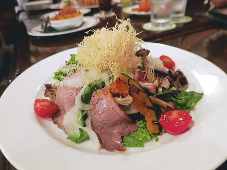烤牛肉南瓜沙拉 1,290円 @Finnegan's Bar & Grill® 沙拉伴随着有着烧烤香气的牛肉片，兼顾了清爽口感和菜肉相融的丰富滋味！