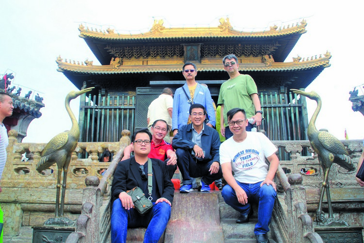 帅气OPPA 潮拜武当山 在湖北同乡会张麒麟会长及大马旅游文化部部长特别事务官戴子豪的带领下,大马考察团一行人登上武当山金顶。