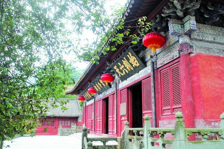 帅气OPPA 潮拜武当山 紫霄宫;里的建筑琼楼玉宇,更营造出和谐恬静的氛围。