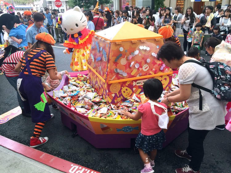 只让小朋友参与的Trick or Treat活动，小朋友可以在期限内尽情地把零食和糖果放进自己的袋子里。