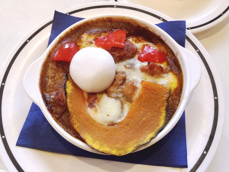 万圣节芝士焗烤咖喱 套餐价1,690円 @Studio Stars Restaurant 辣度恰到好处并且在芝士的加持下，让这道咖喱与别不同。芝士底下的咖喱鸡肉固然鲜嫩，然而里头那一块块的咖喱味麻糬和日本番薯给了我最大的惊喜！