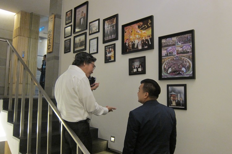 泰航贵宾 造访蘋果旅遊 Koh san展示蘋果旅遊20年一路走来的心路历程。