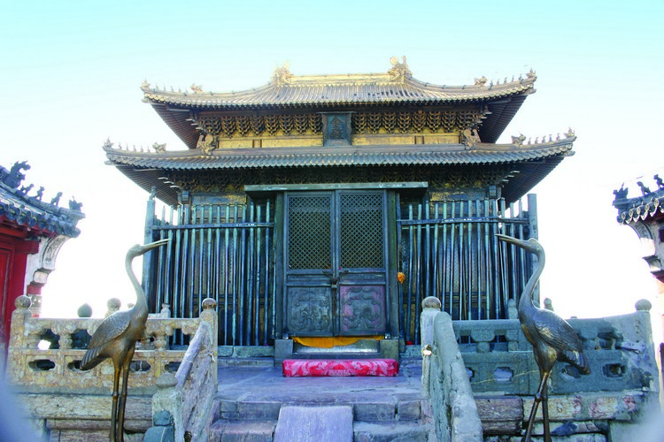 帅气OPPA 潮拜武当山 金殿历经600年至今坚固光彩依旧,乃中国古代建筑和铸造高超的见证,智慧和艺术辉煌的体现。