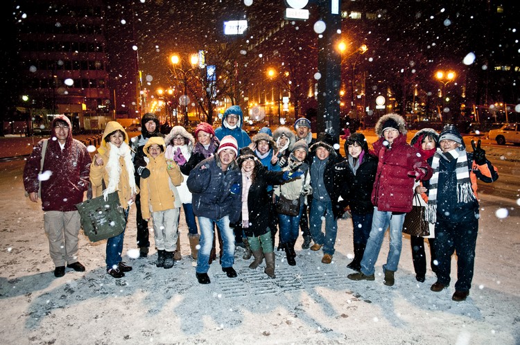 然后冒着纷飞白雪，和亲友一同在商店街闲逛！