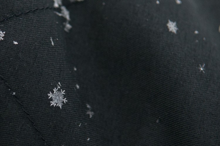 别忘了仔细看看降在衣服上的雪花，是完整的，就像你我之间的爱。
