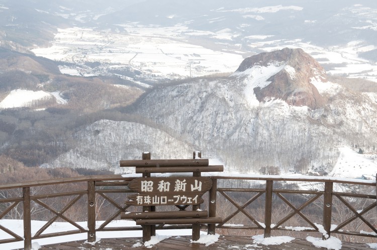在白雪的拥簇下，昭和新山还真的像一个嗷嗷待哺的小宝宝。