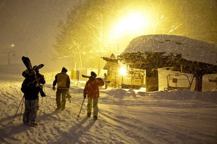 你可以与白雪相随之夜幕低垂。