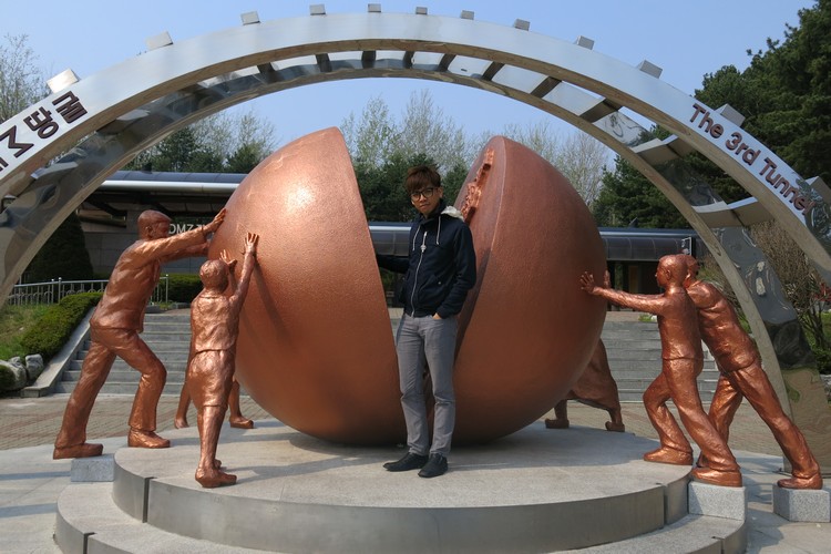虽然现场风和日丽，却不懂为何空气中弥漫着悲伤的味道。