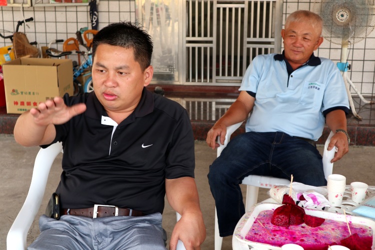 青农谦虚蹲下 ‧ 怎能不爱台湾农场?