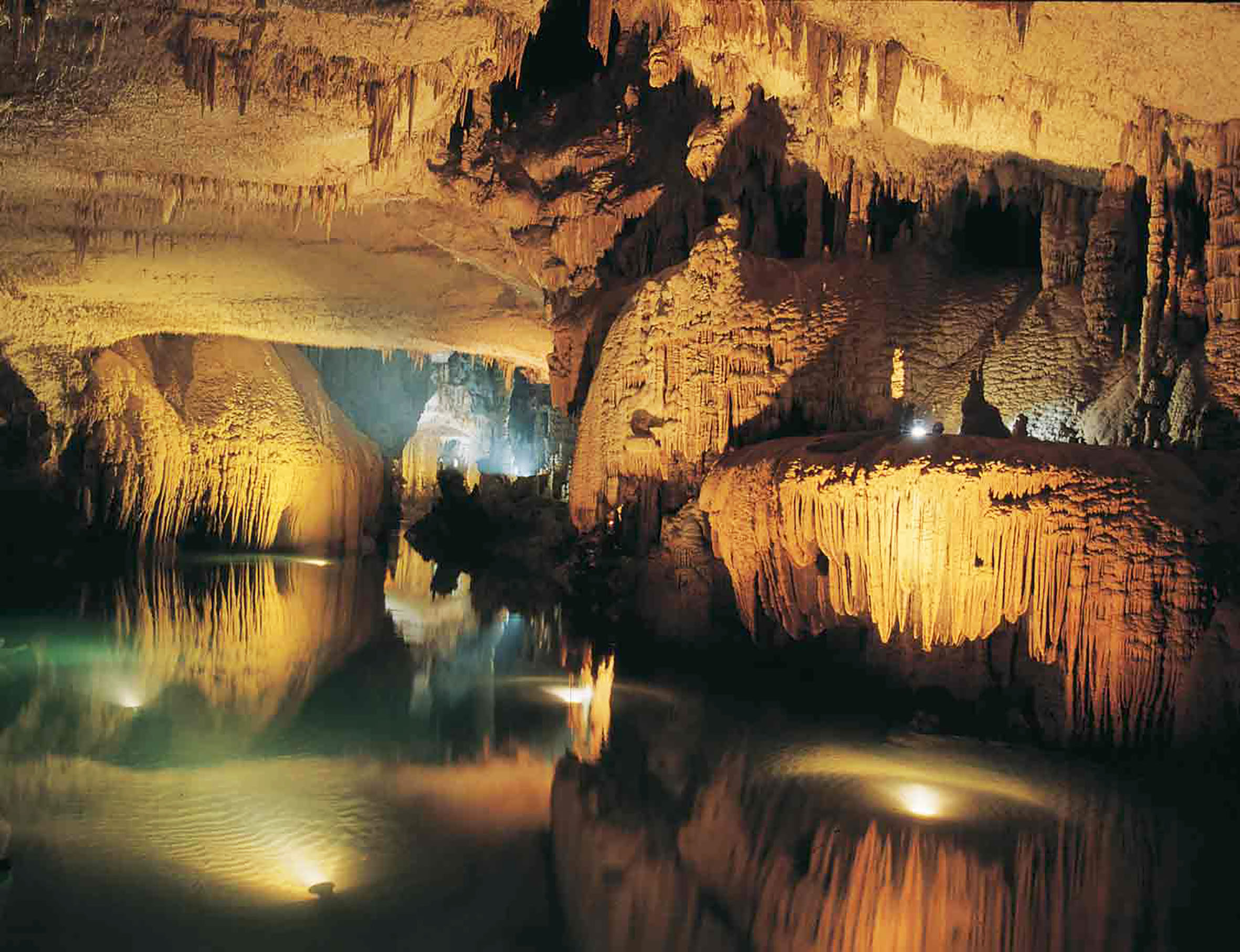 9 Jeita Grotto 1