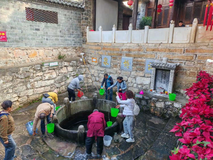 李桑 ‧ 花开昆明不凋谢 建水古城话千年! P5 E1739951643980