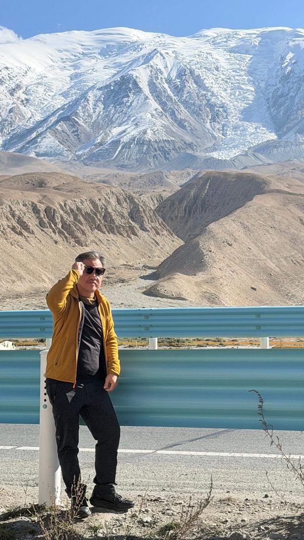 李桑 ‧ 乘坐“锦绣天府号”列车 ‧ 悠游南北疆10488公里文 Man in snowy mountains.