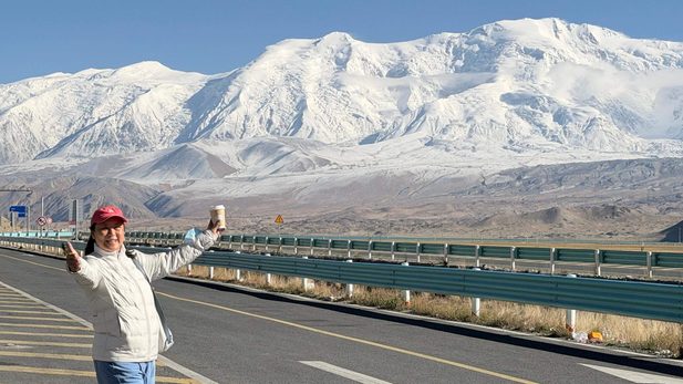 李桑 ‧ 乘坐“锦绣天府号”列车 ‧ 悠游南北疆10488公里文 Woman and snowy mountain view