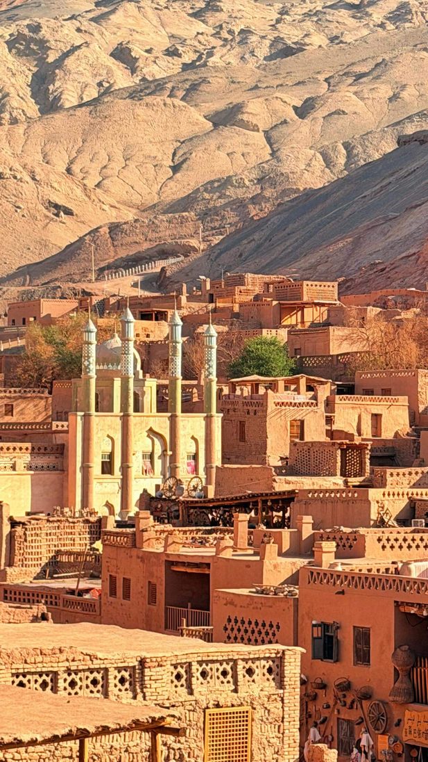 李桑 ‧ 乘坐“锦绣天府号”列车 ‧ 悠游南北疆10488公里文 Ancient desert village with mosque.