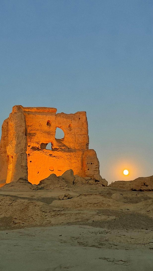李桑 ‧ 乘坐“锦绣天府号”列车 ‧ 悠游南北疆10488公里文 Ancient ruins at sunset.