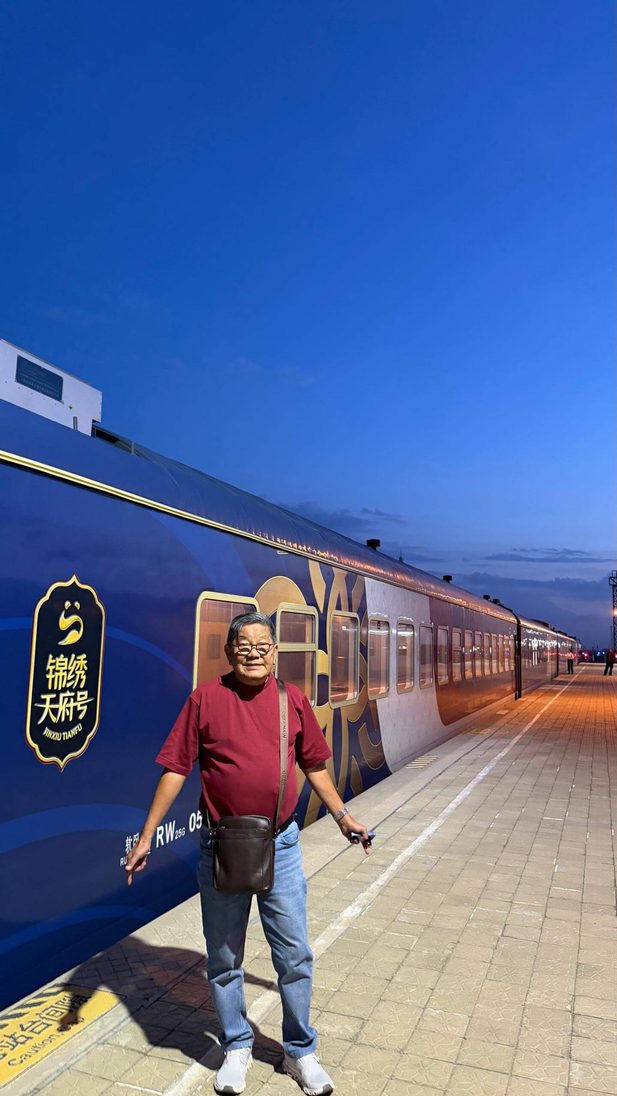 A thoughtful service – Leesan Man standing by luxury train