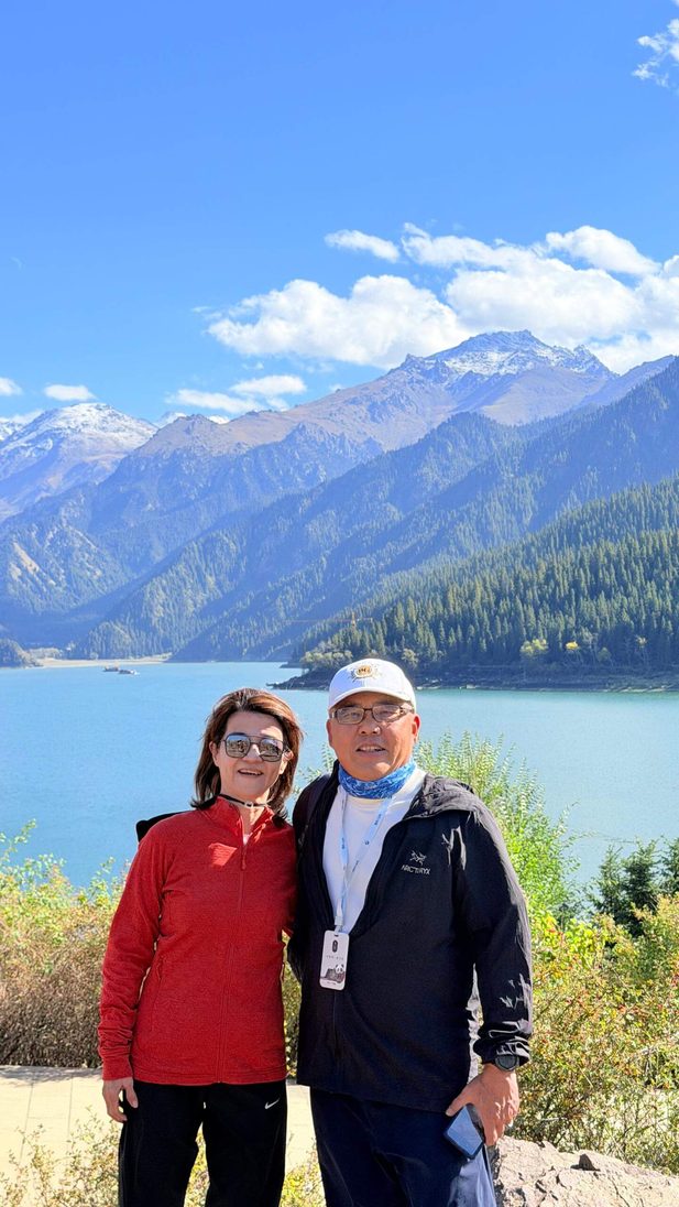 李桑 ‧ 乘坐“锦绣天府号”列车 ‧ 悠游南北疆10488公里文 Couple by turquoise mountain lake