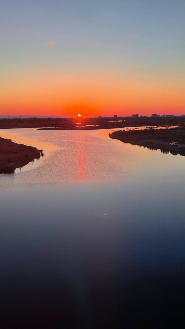 李桑 ‧ 乘坐“锦绣天府号”列车 ‧ 悠游南北疆10488公里文 Sunset over calm river reflection