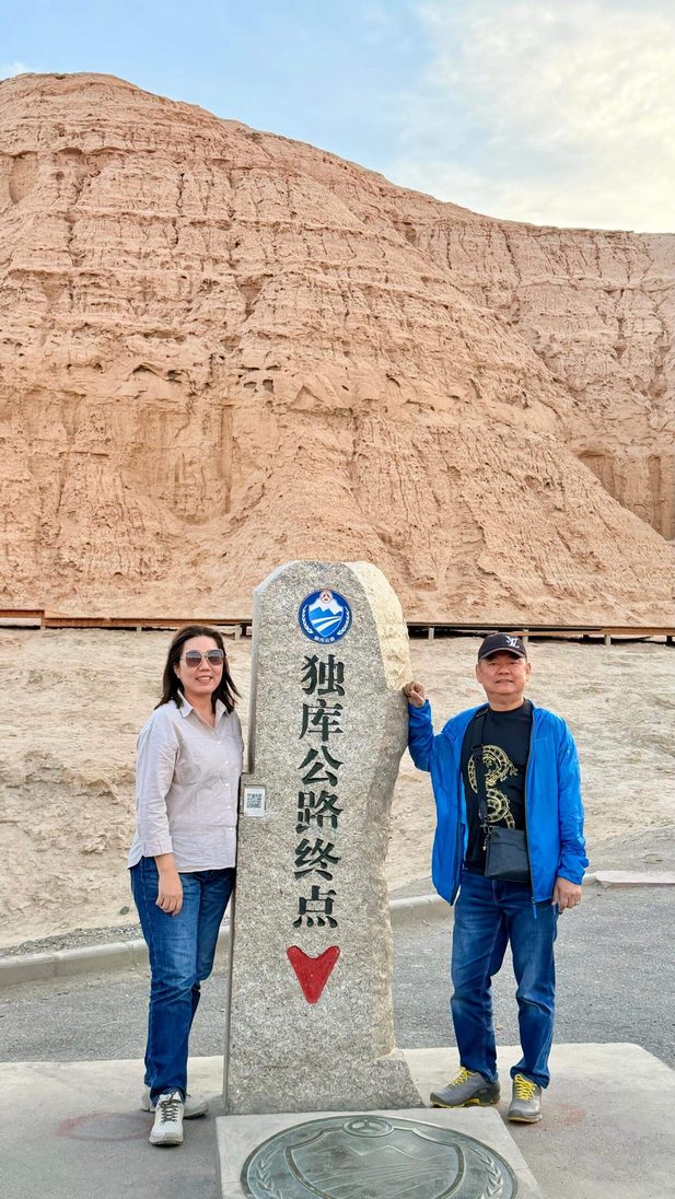 李桑 ‧ 乘坐“锦绣天府号”列车 ‧ 悠游南北疆10488公里文 Couple at desert landmark